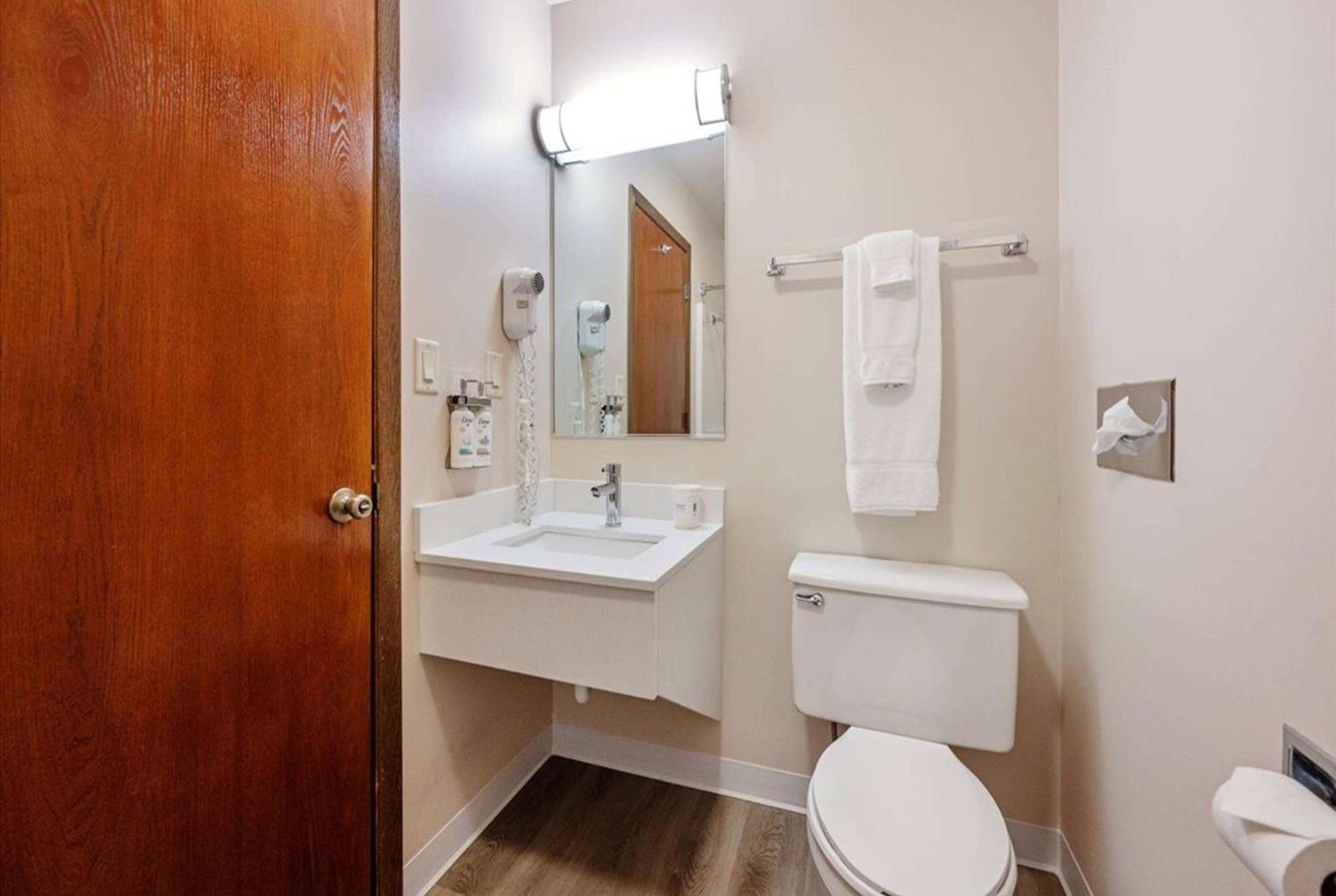 Super 8 By Wyndham Superior Wi Hotel Ngoại thất bức ảnh