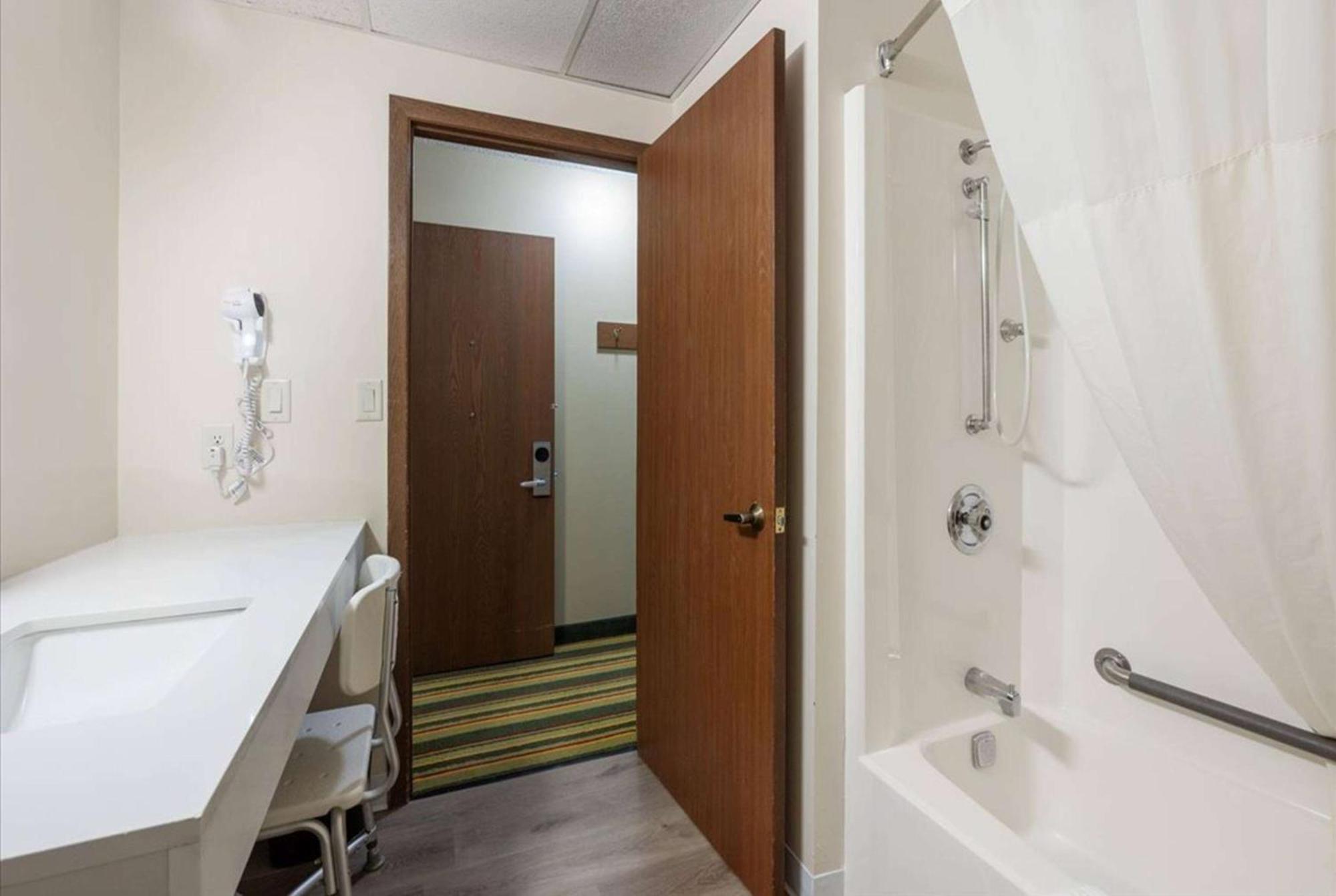 Super 8 By Wyndham Superior Wi Hotel Ngoại thất bức ảnh